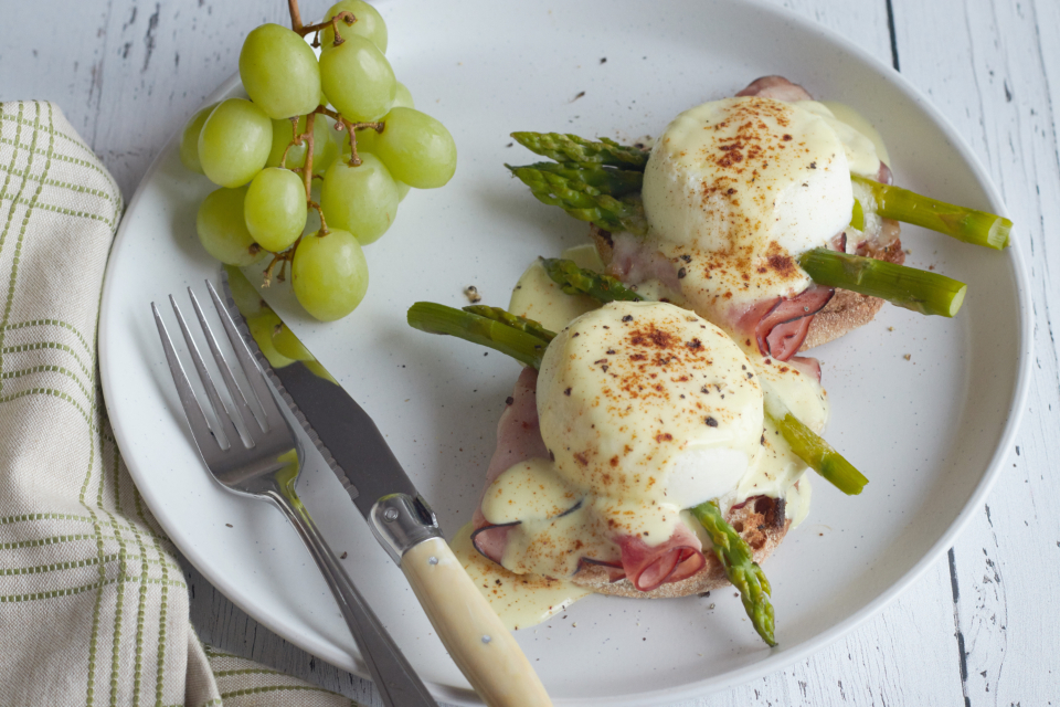 Poached eggs with ham and asparagus